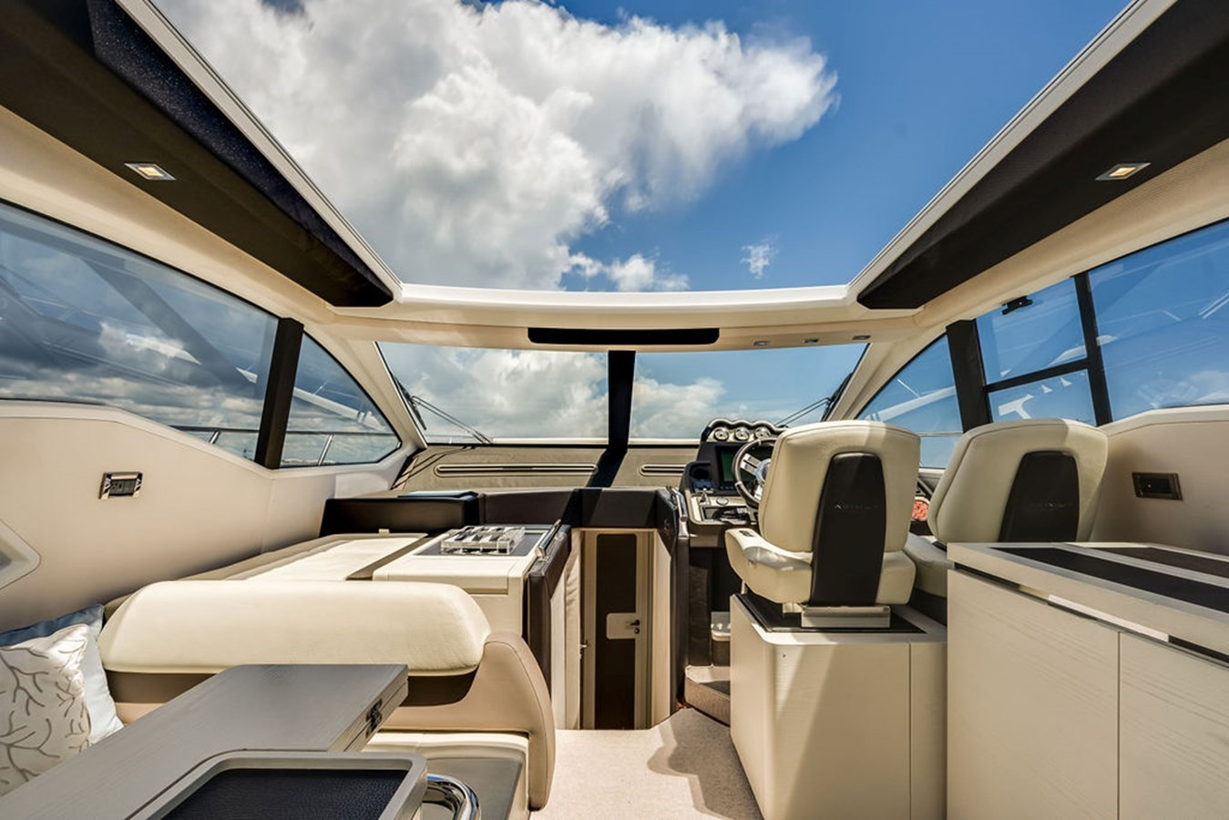 https://arconyachts.ams3.digitaloceanspaces.com/125013/conversions/large_3633892-optimize.jpg