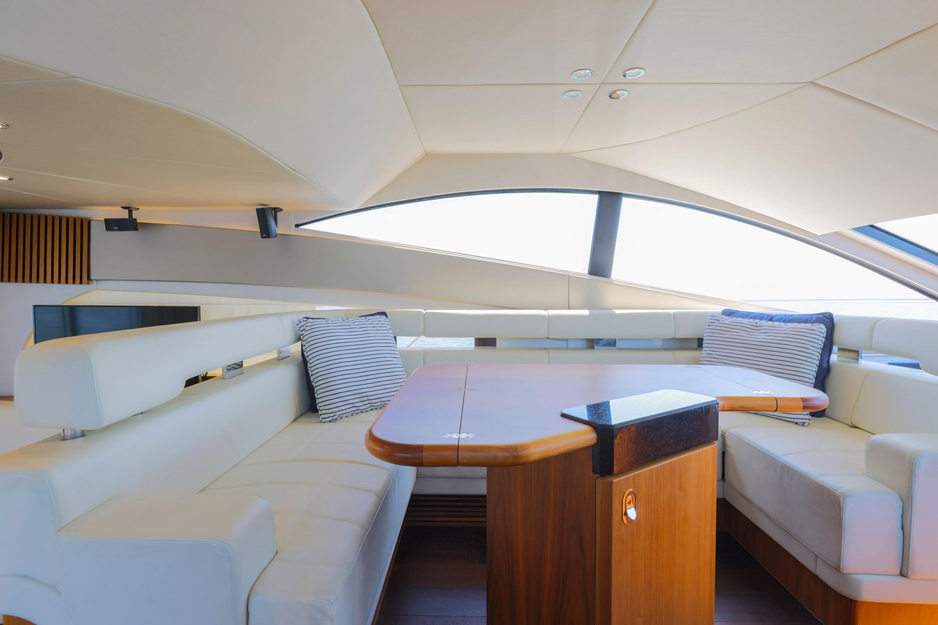 https://arconyachts.ams3.digitaloceanspaces.com/125044/conversions/large_3843001-optimize.jpg