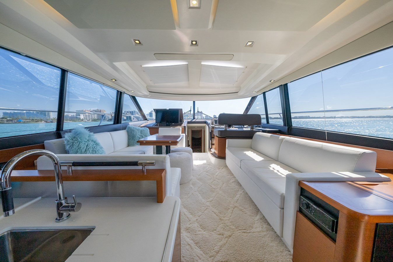 https://arconyachts.ams3.digitaloceanspaces.com/125052/conversions/large_3645736-optimize.jpg