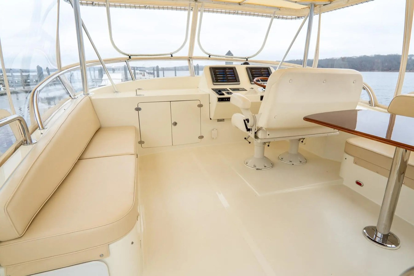 https://arconyachts.ams3.digitaloceanspaces.com/125810/conversions/large_4195095-optimize.jpg