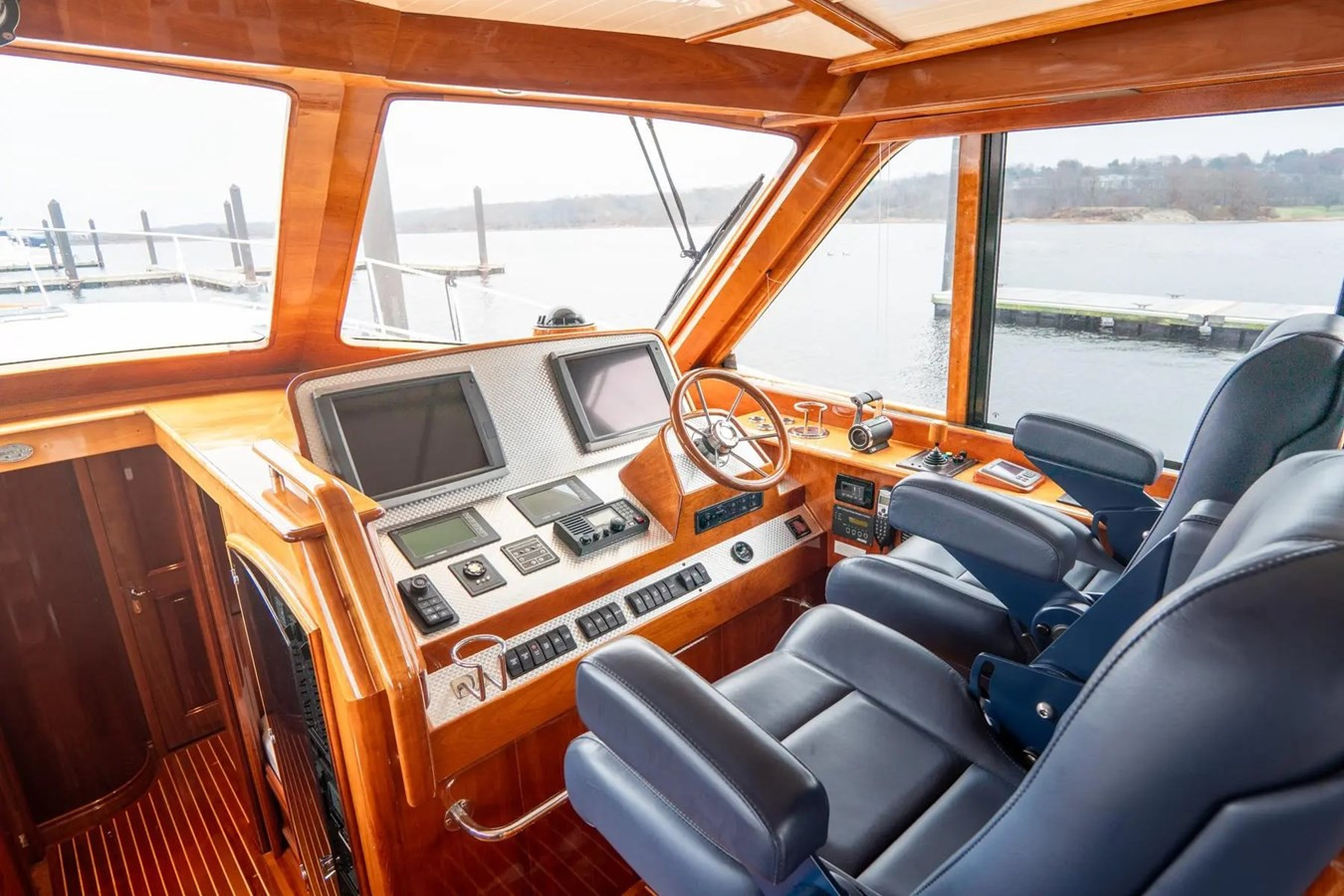 https://arconyachts.ams3.digitaloceanspaces.com/125827/conversions/large_4195077-optimize.jpg