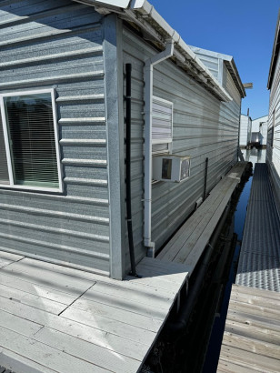 1967 LARSON BOATHOUSE