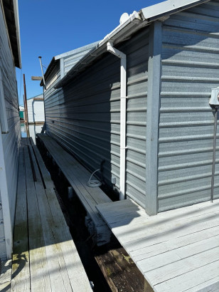 1967 LARSON BOATHOUSE