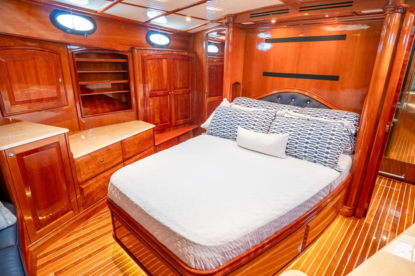 https://arconyachts.ams3.digitaloceanspaces.com/125877/conversions/large_4195065-optimize.jpg