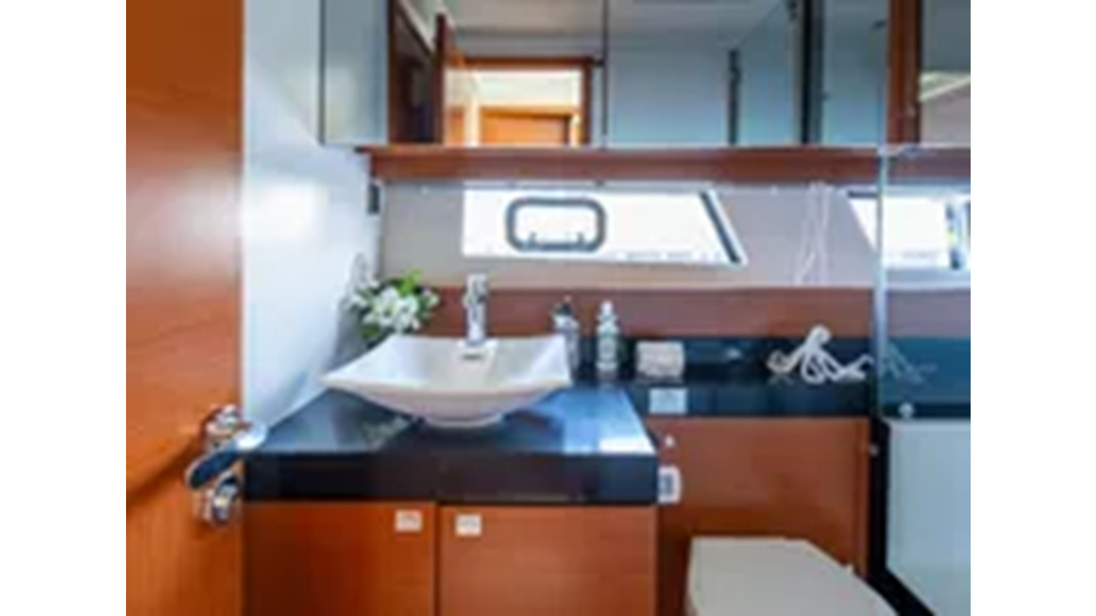 https://arconyachts.ams3.digitaloceanspaces.com/126054/conversions/large_4292382-optimize.jpg