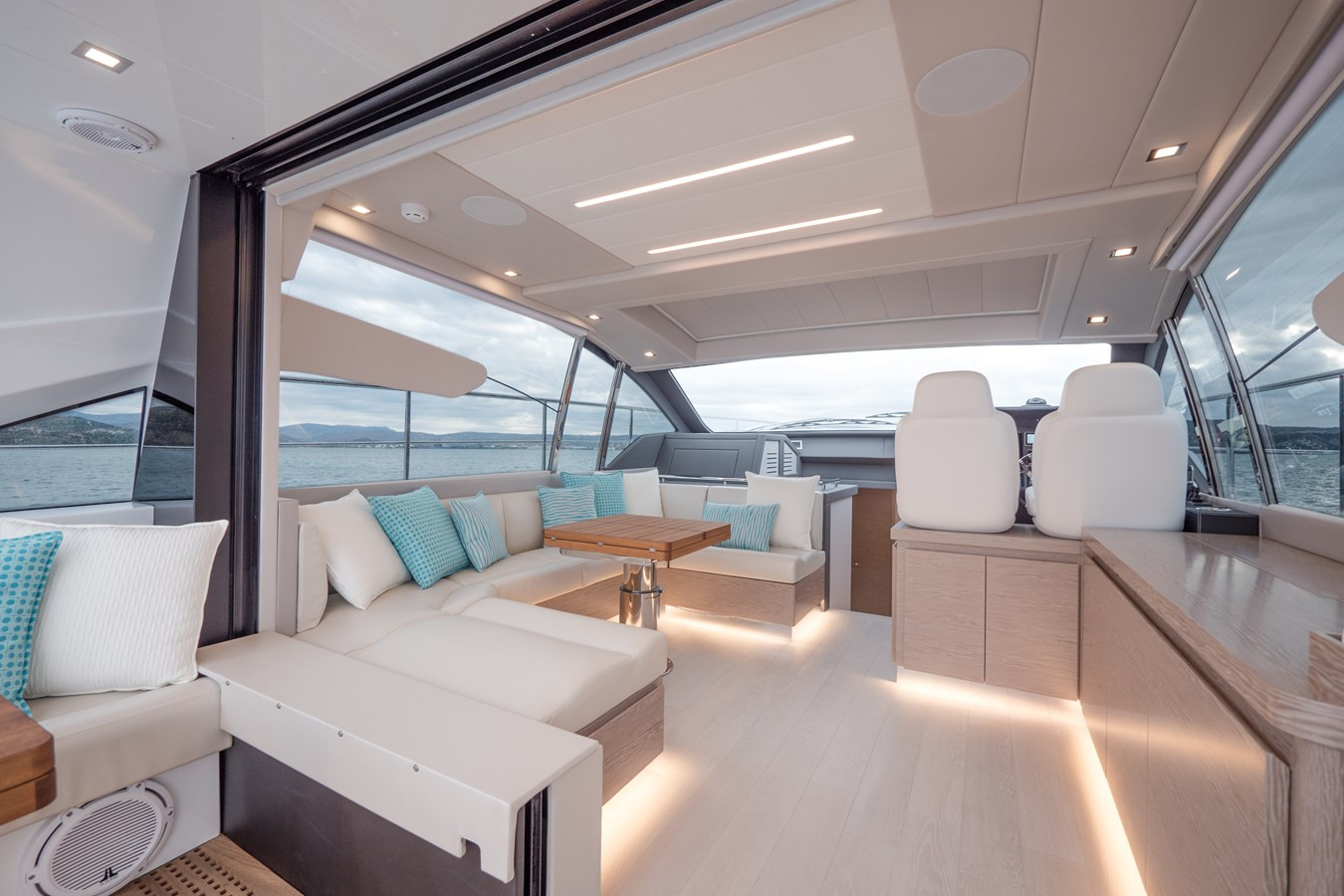https://arconyachts.ams3.digitaloceanspaces.com/126123/conversions/large_4557602-optimize.jpg
