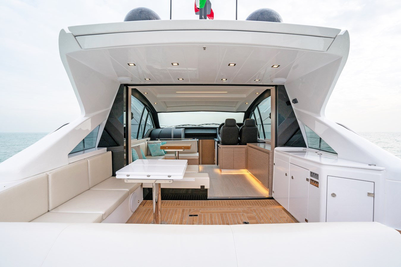 https://arconyachts.ams3.digitaloceanspaces.com/126129/conversions/large_4557604-optimize.jpg