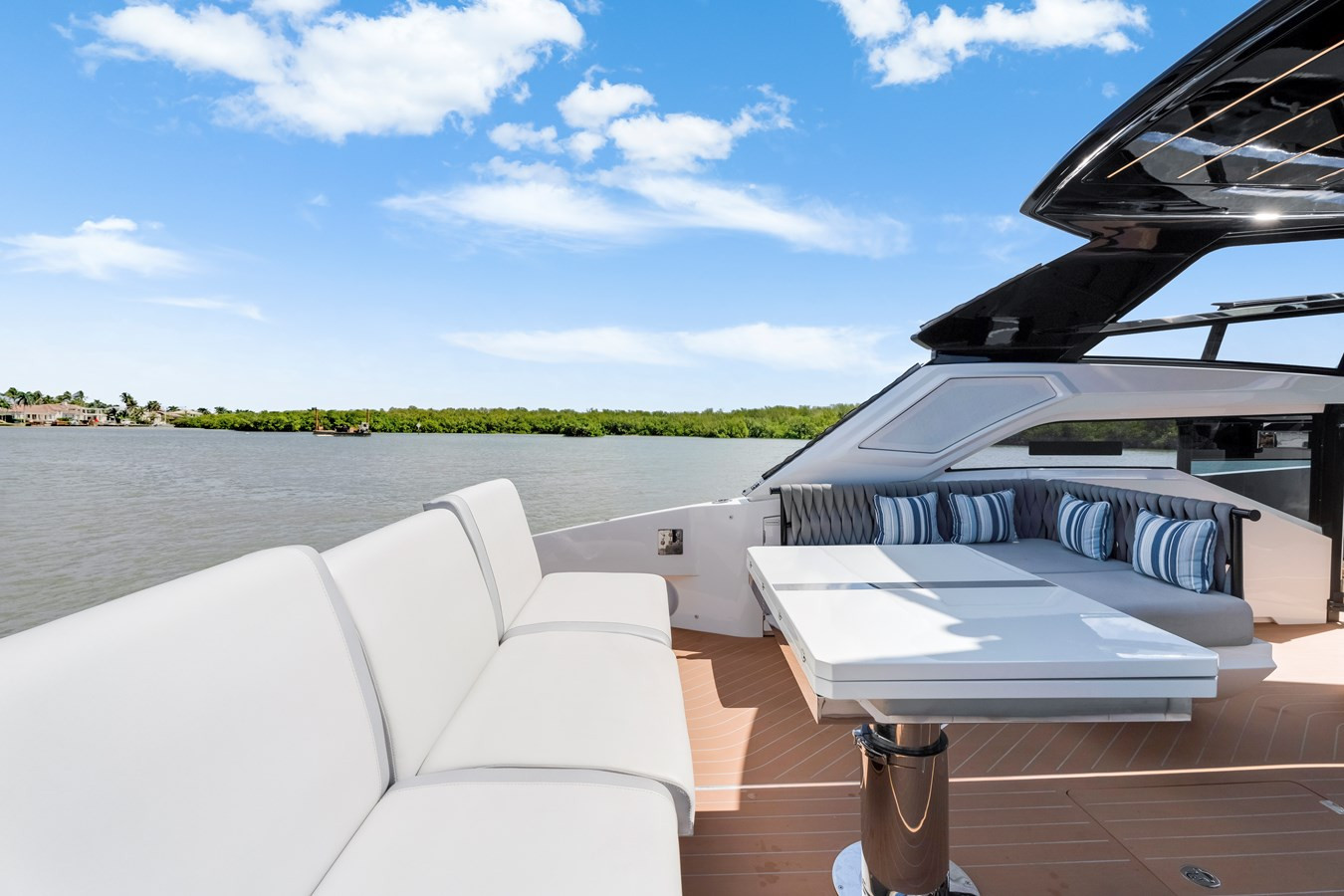 https://arconyachts.ams3.digitaloceanspaces.com/126307/conversions/large_4654814-optimize.jpg