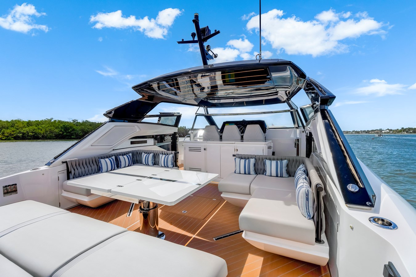 https://arconyachts.ams3.digitaloceanspaces.com/126329/conversions/large_4654812-optimize.jpg