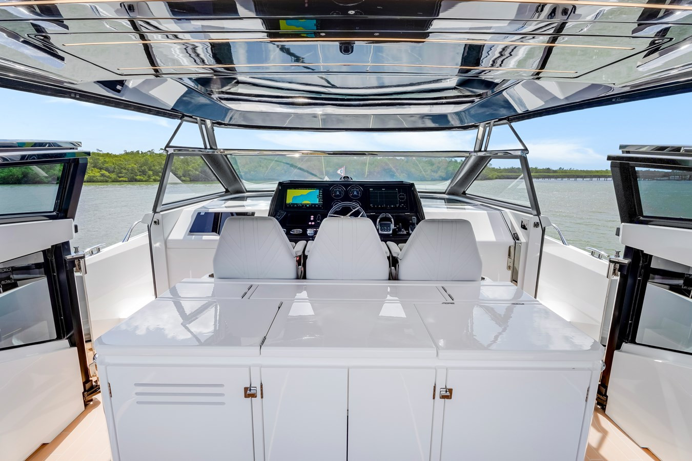 https://arconyachts.ams3.digitaloceanspaces.com/126338/conversions/large_4654824-optimize.jpg