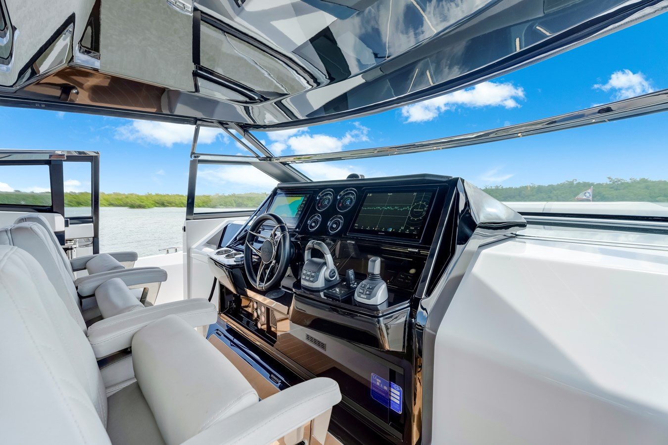 https://arconyachts.ams3.digitaloceanspaces.com/126350/conversions/large_4654827-optimize.jpg