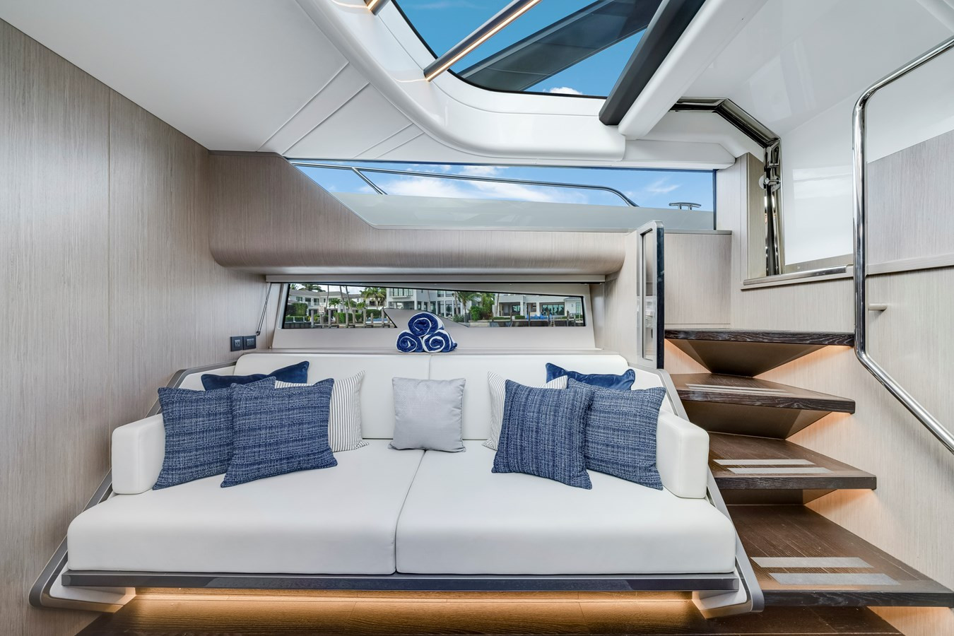 https://arconyachts.ams3.digitaloceanspaces.com/126367/conversions/large_4654841-optimize.jpg