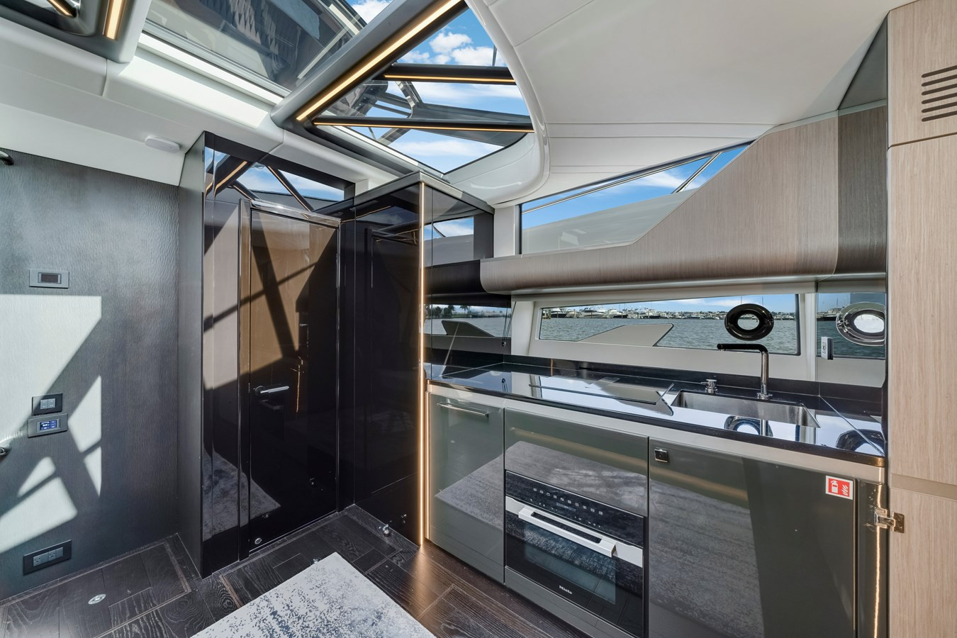 https://arconyachts.ams3.digitaloceanspaces.com/126376/conversions/large_4654839-optimize.jpg