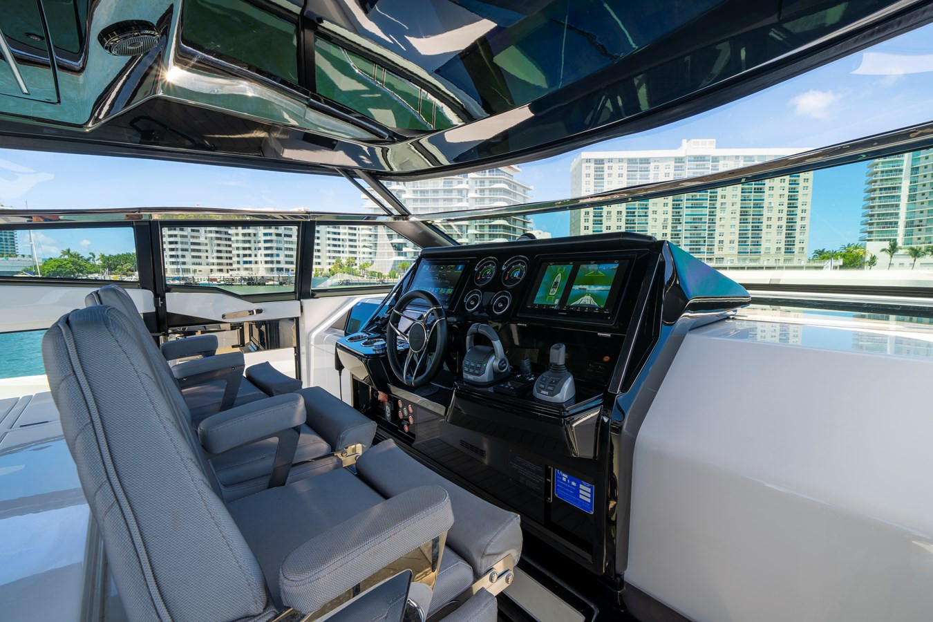 https://arconyachts.ams3.digitaloceanspaces.com/126401/conversions/large_4748065-optimize.jpg