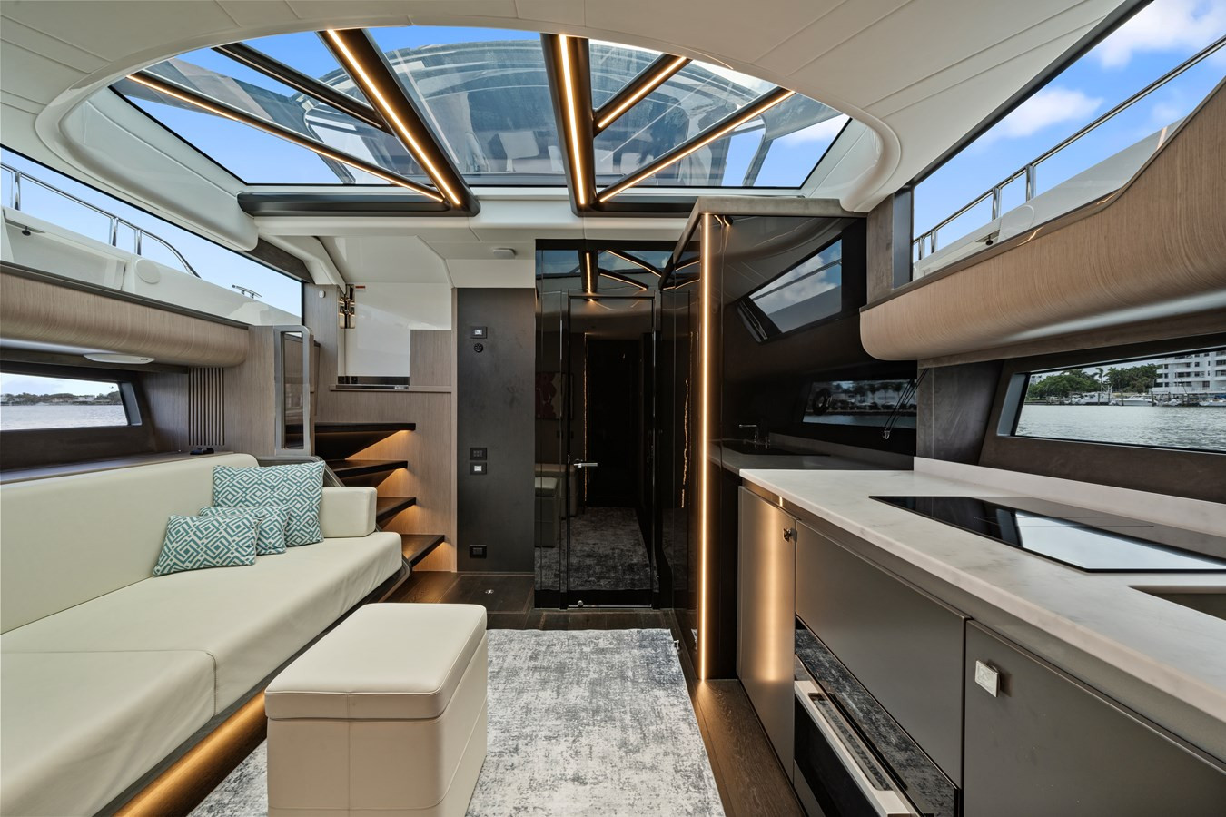 https://arconyachts.ams3.digitaloceanspaces.com/126425/conversions/large_4748074-optimize.jpg