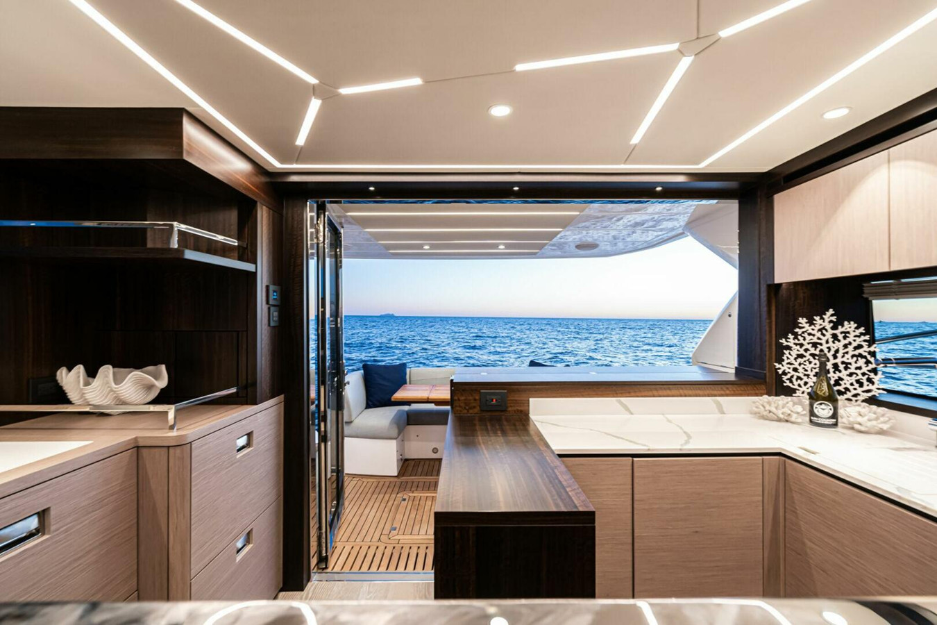 https://arconyachts.ams3.digitaloceanspaces.com/126573/conversions/large_4839337-optimize.jpg