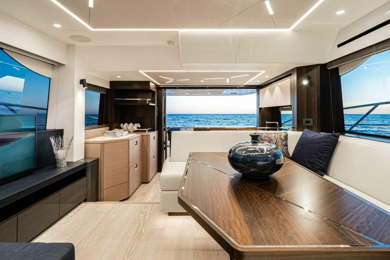 https://arconyachts.ams3.digitaloceanspaces.com/126576/conversions/large_4839338-optimize.jpg