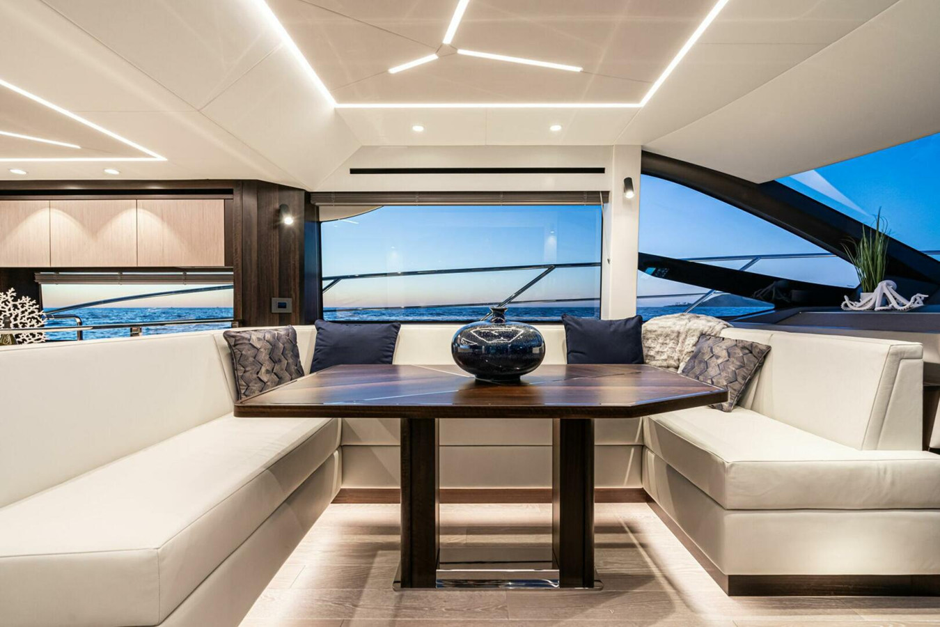 https://arconyachts.ams3.digitaloceanspaces.com/126579/conversions/large_4839340-optimize.jpg