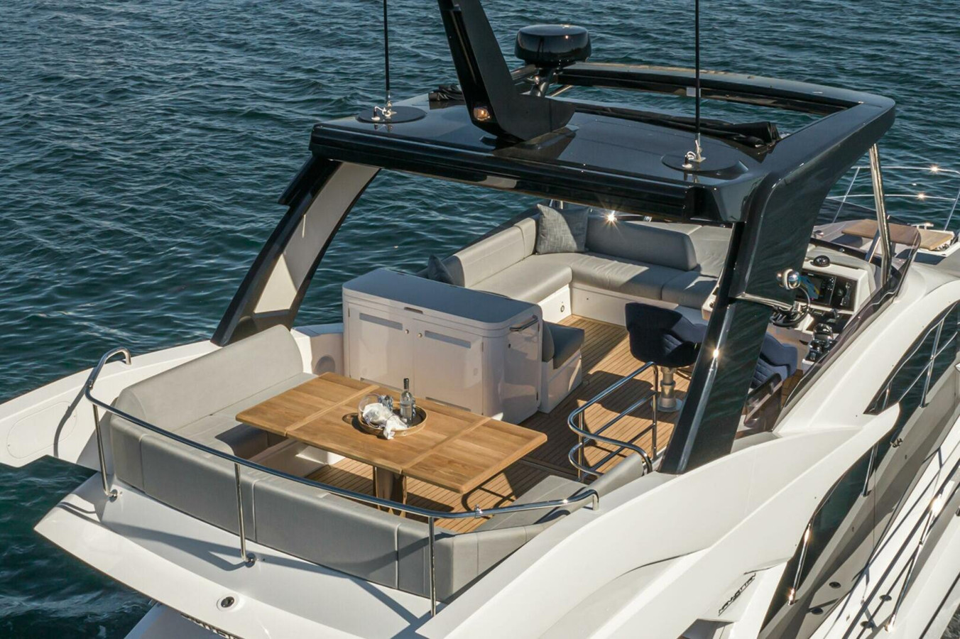 https://arconyachts.ams3.digitaloceanspaces.com/126610/conversions/large_4839352-optimize.jpg