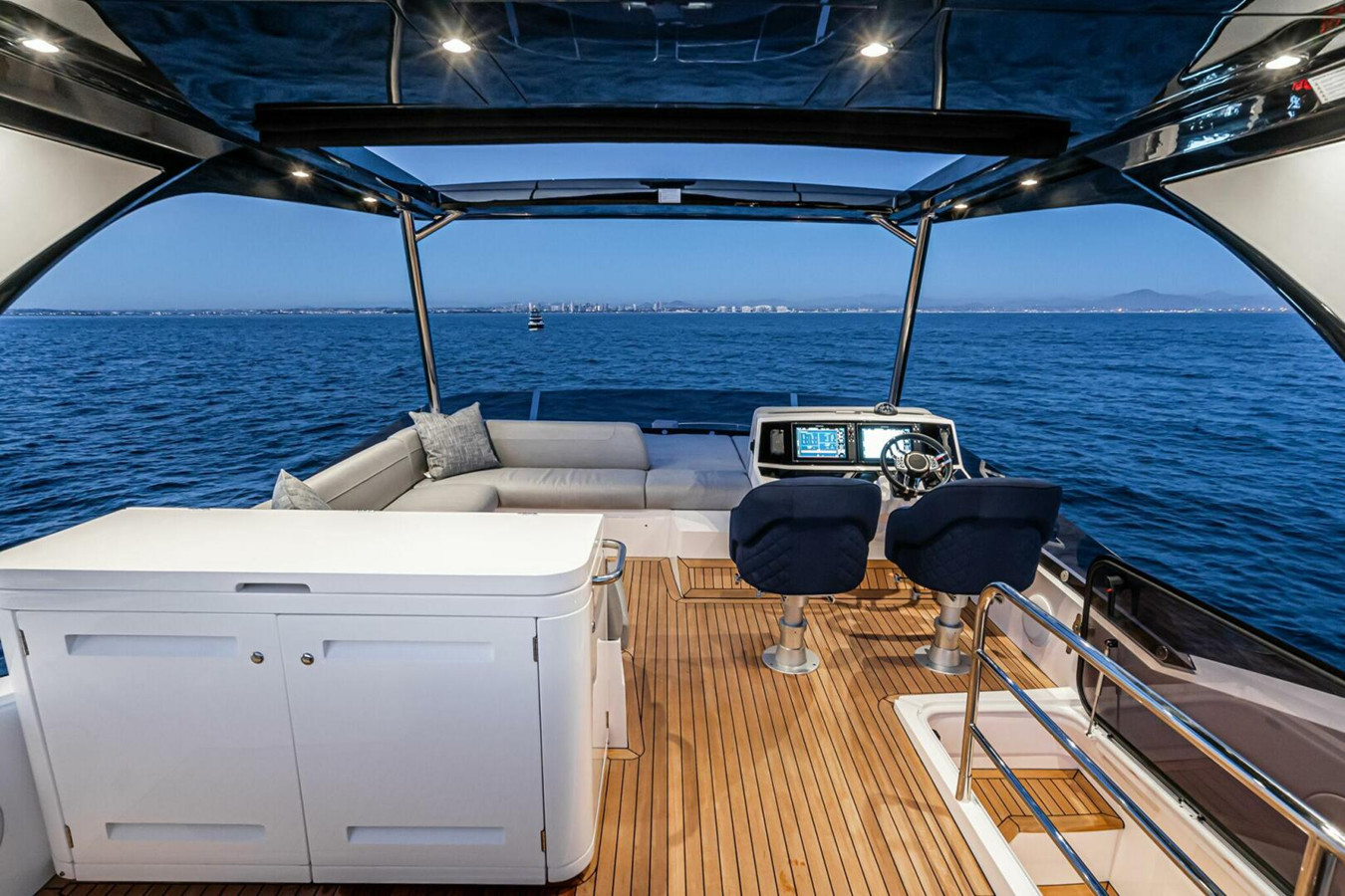 https://arconyachts.ams3.digitaloceanspaces.com/126621/conversions/large_4839355-optimize.jpg