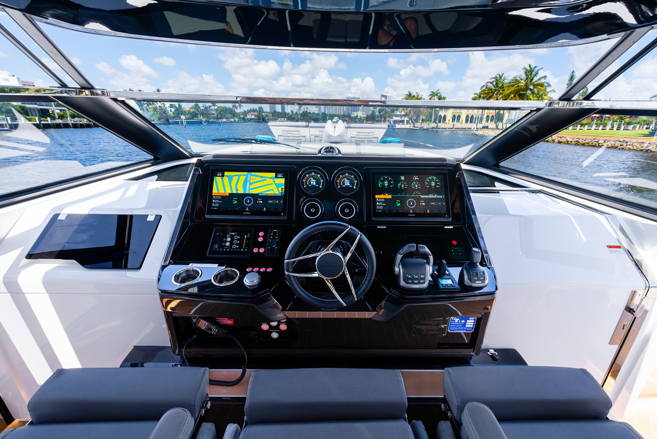 https://arconyachts.ams3.digitaloceanspaces.com/126657/conversions/large_4851008-optimize.jpg
