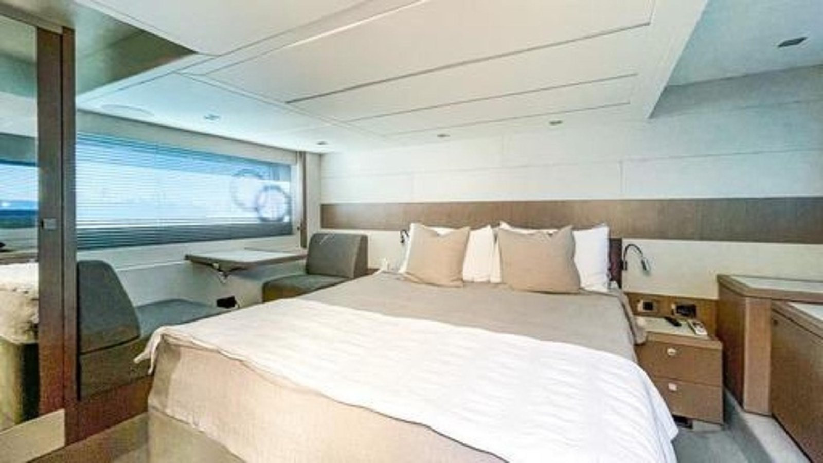 https://arconyachts.ams3.digitaloceanspaces.com/126702/conversions/large_4056680-optimize.jpg