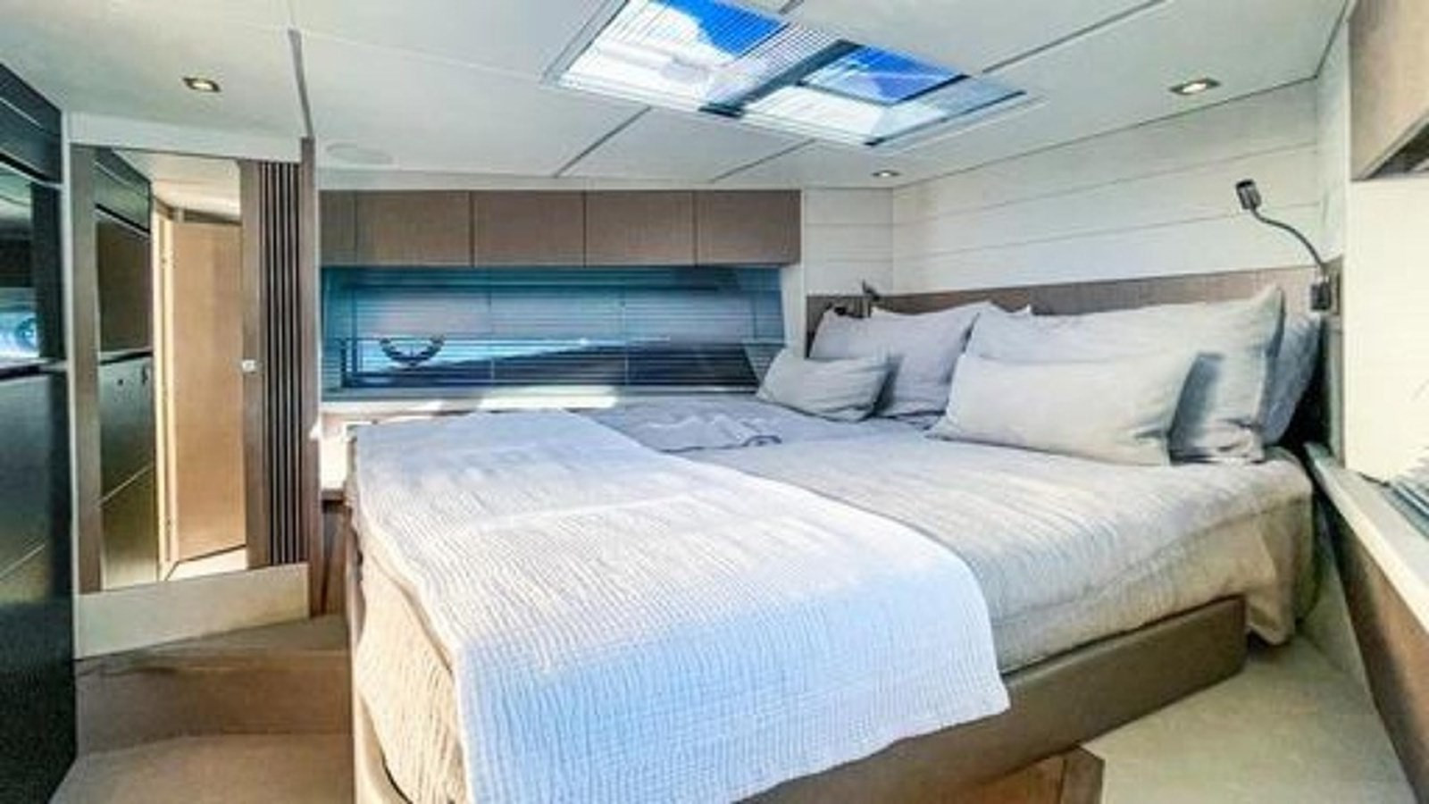 https://arconyachts.ams3.digitaloceanspaces.com/126704/conversions/large_4056681-optimize.jpg