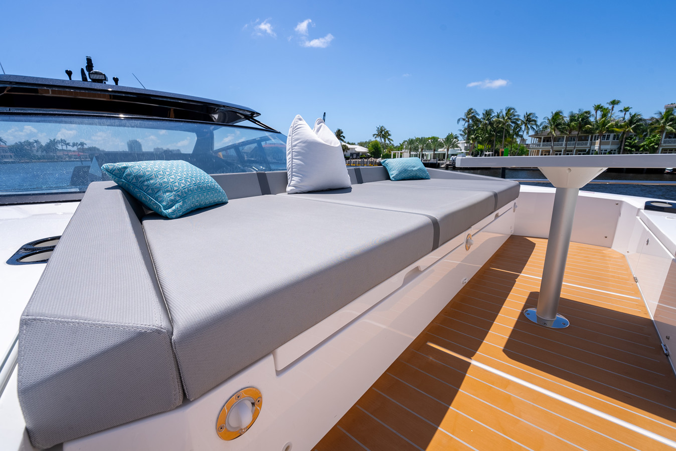 https://arconyachts.ams3.digitaloceanspaces.com/126724/conversions/large_4851025-optimize.jpg