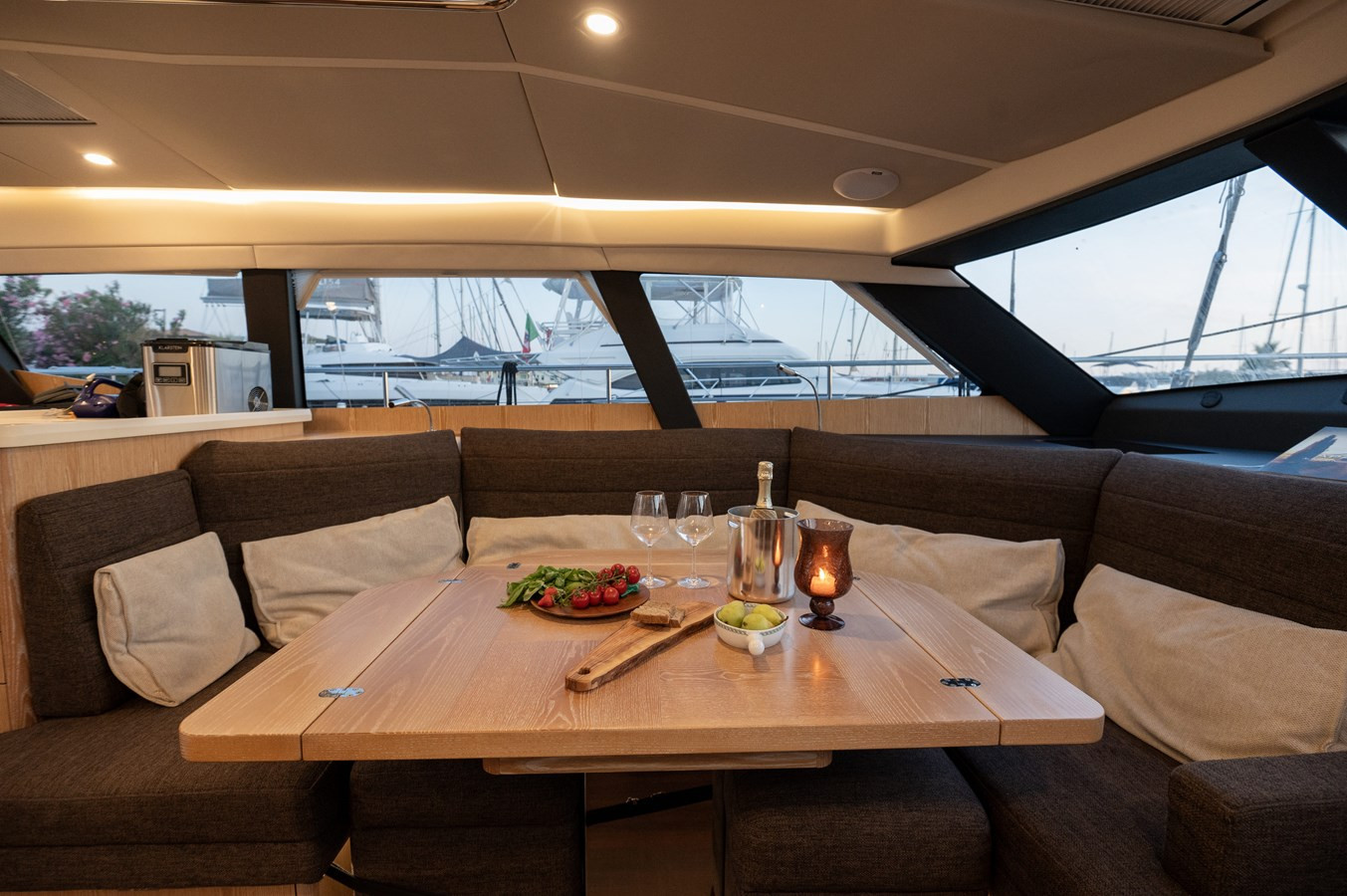 https://arconyachts.ams3.digitaloceanspaces.com/126768/conversions/large_4296559-optimize.jpg