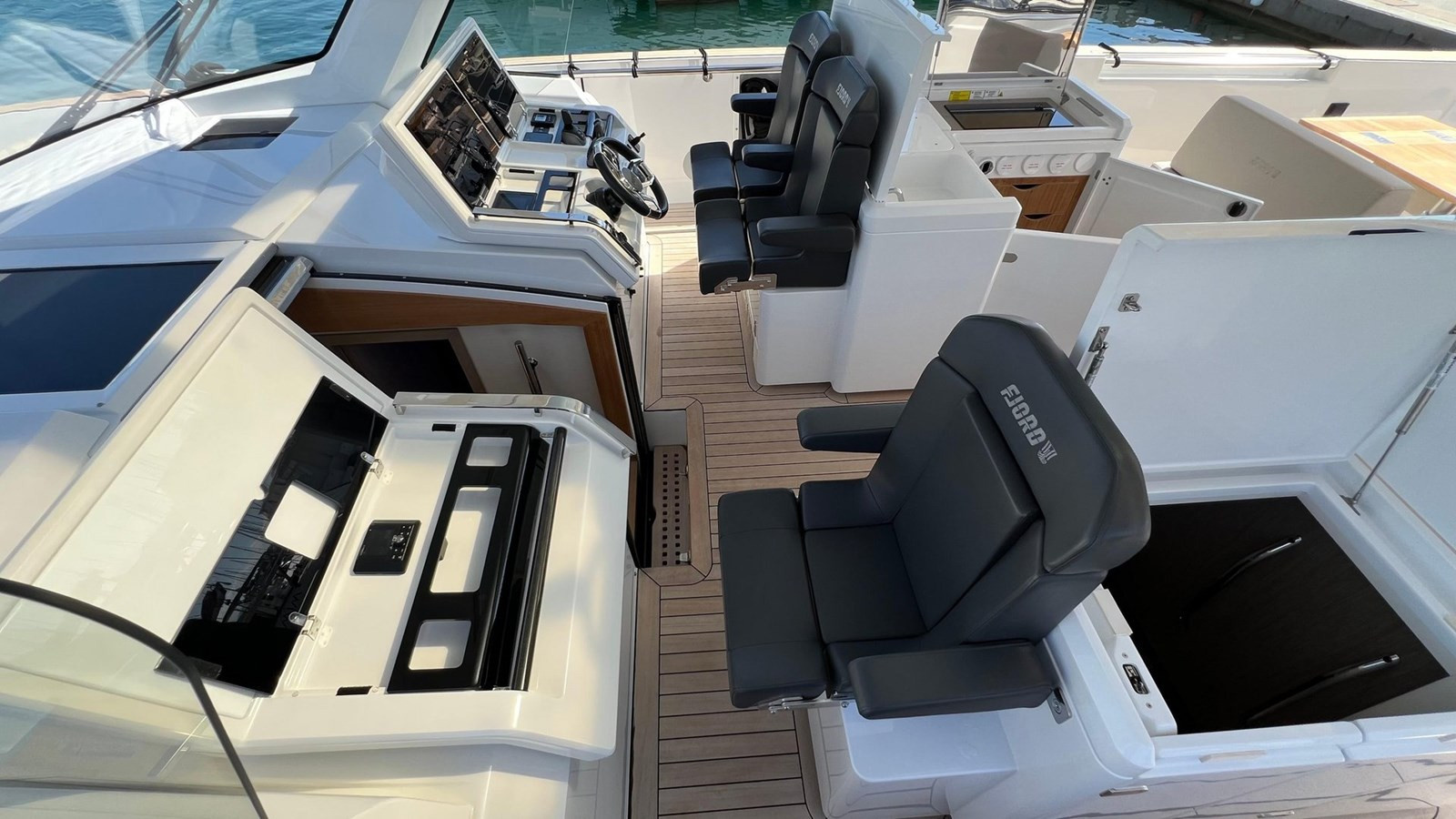 https://arconyachts.ams3.digitaloceanspaces.com/126969/conversions/large_4725759-optimize.jpg