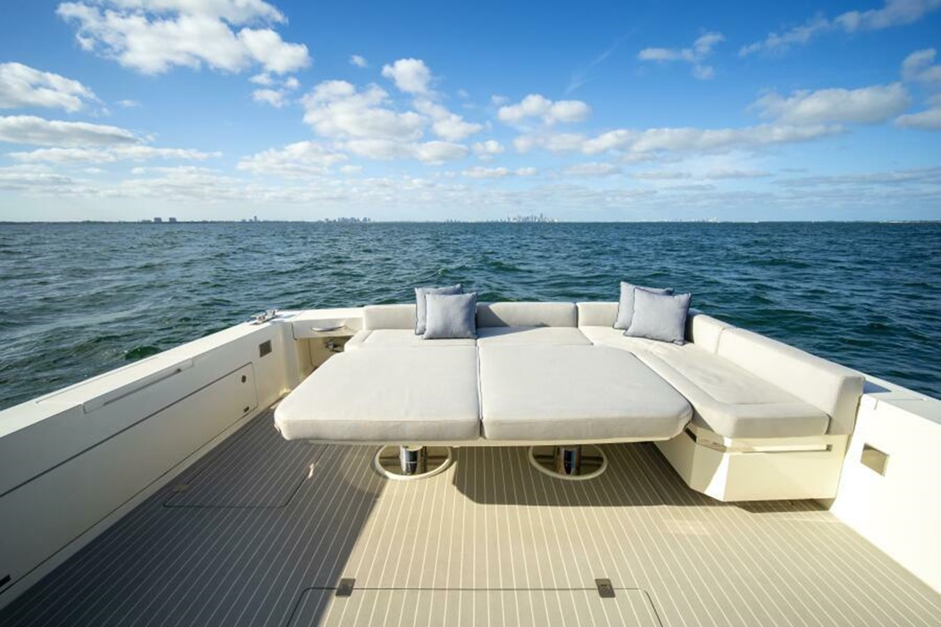 https://arconyachts.ams3.digitaloceanspaces.com/127138/conversions/large_4594143-optimize.jpg