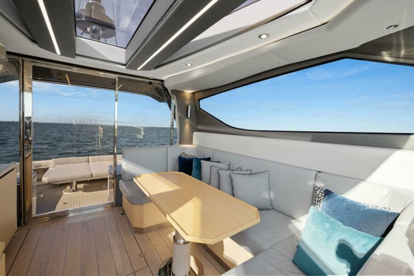https://arconyachts.ams3.digitaloceanspaces.com/127143/conversions/large_4594141-optimize.jpg