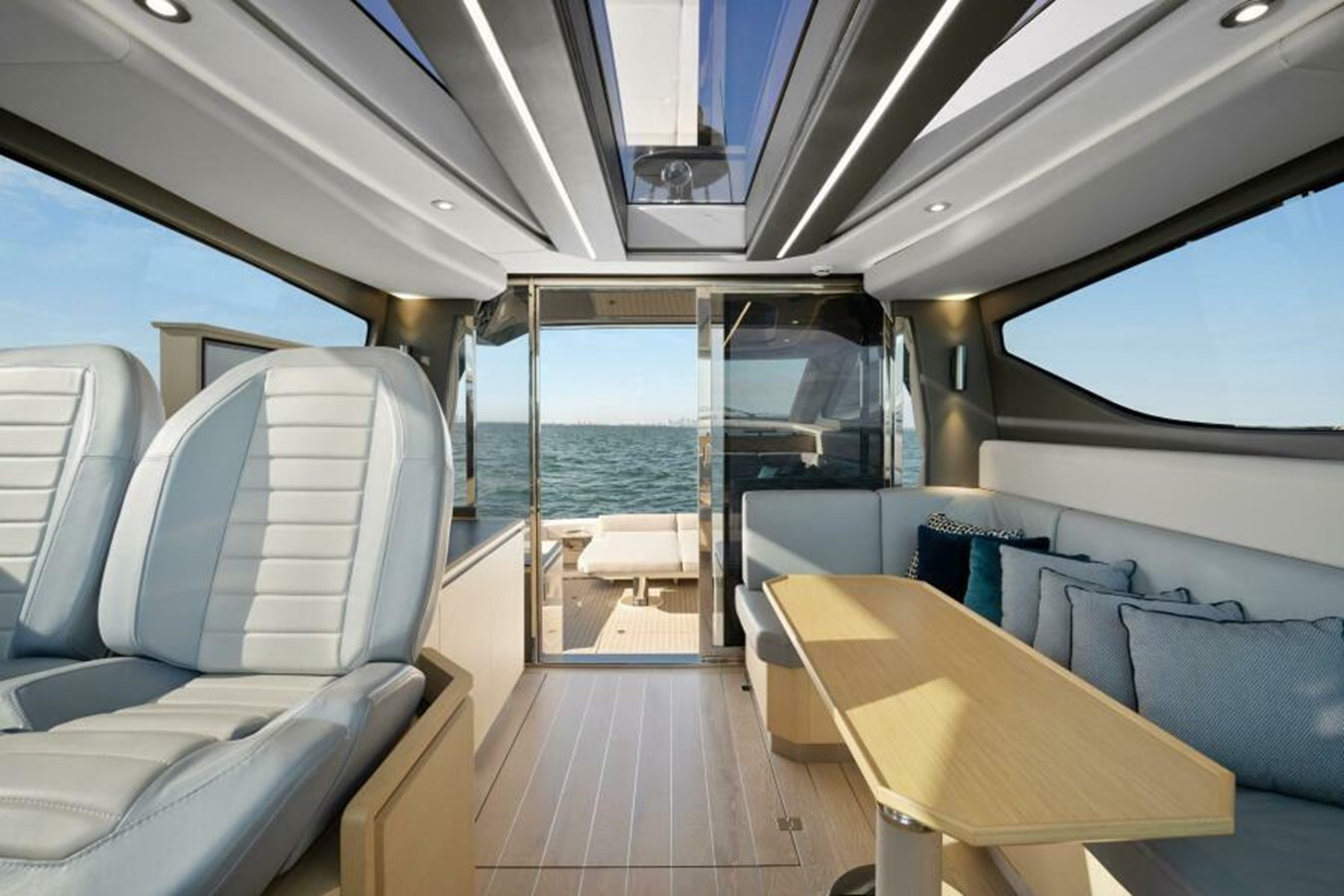 https://arconyachts.ams3.digitaloceanspaces.com/127149/conversions/large_4594140-optimize.jpg