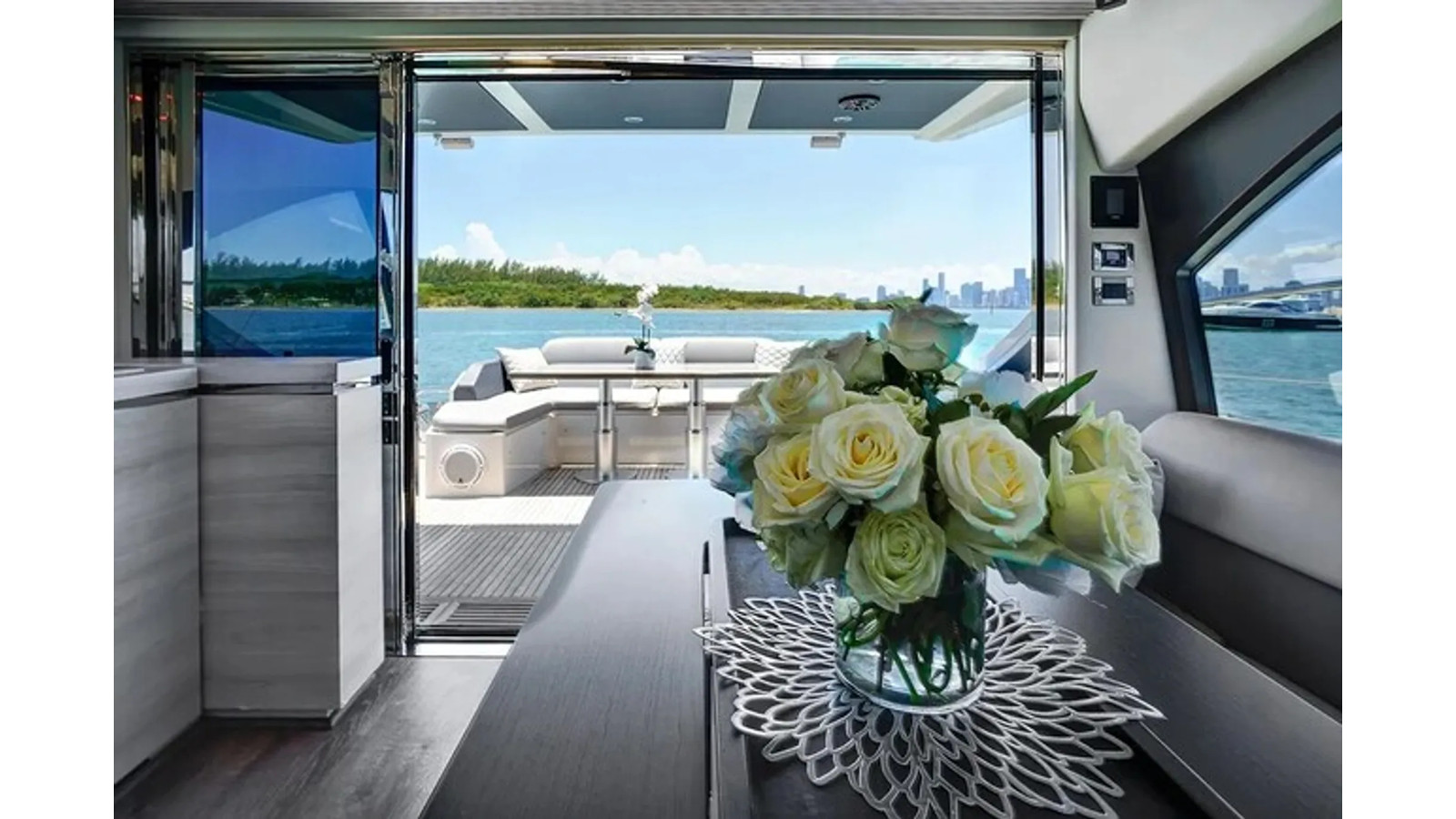 https://arconyachts.ams3.digitaloceanspaces.com/127423/conversions/large_4742828-optimize.jpg