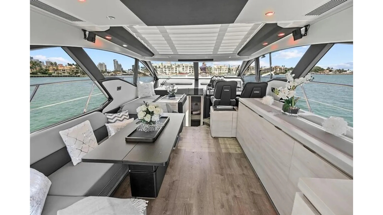 https://arconyachts.ams3.digitaloceanspaces.com/127429/conversions/large_4742830-optimize.jpg