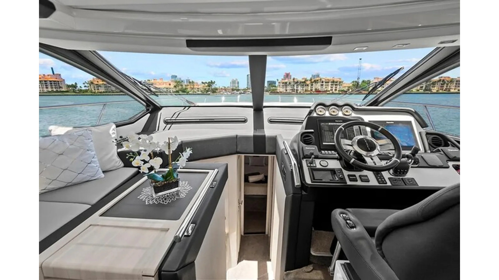 https://arconyachts.ams3.digitaloceanspaces.com/127433/conversions/large_4742831-optimize.jpg