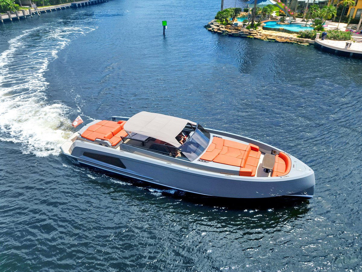 https://arconyachts.ams3.digitaloceanspaces.com/127552/conversions/large_4364754-optimize.jpg