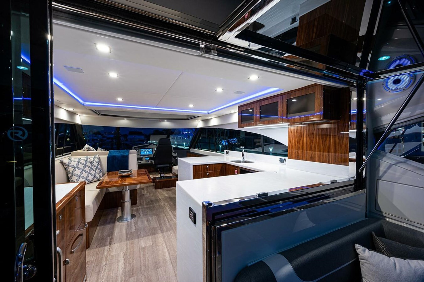 https://arconyachts.ams3.digitaloceanspaces.com/127912/conversions/large_3933107-optimize.jpg