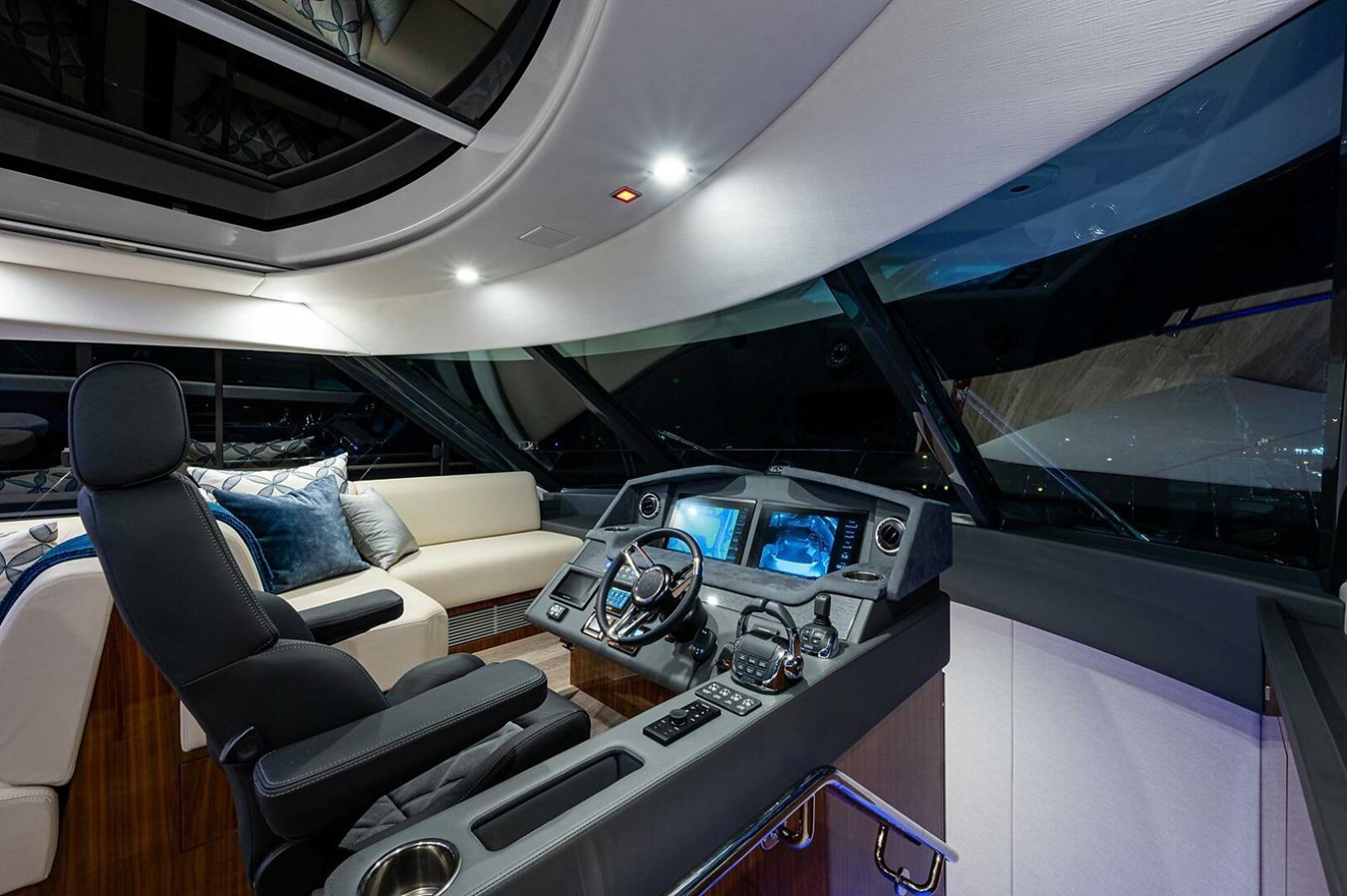 https://arconyachts.ams3.digitaloceanspaces.com/127944/conversions/large_3933118-optimize.jpg