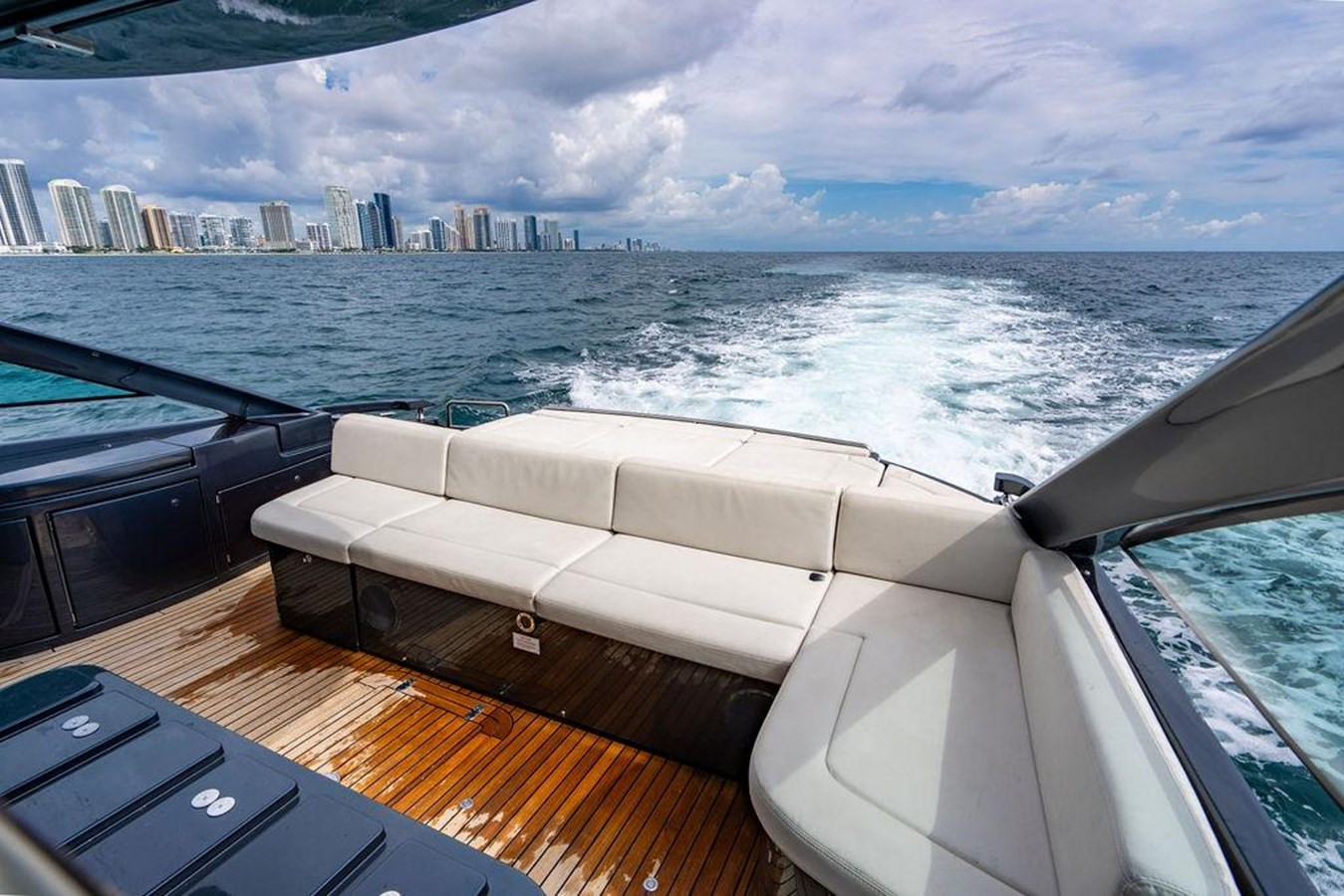 https://arconyachts.ams3.digitaloceanspaces.com/127946/conversions/large_4346554-optimize.jpg