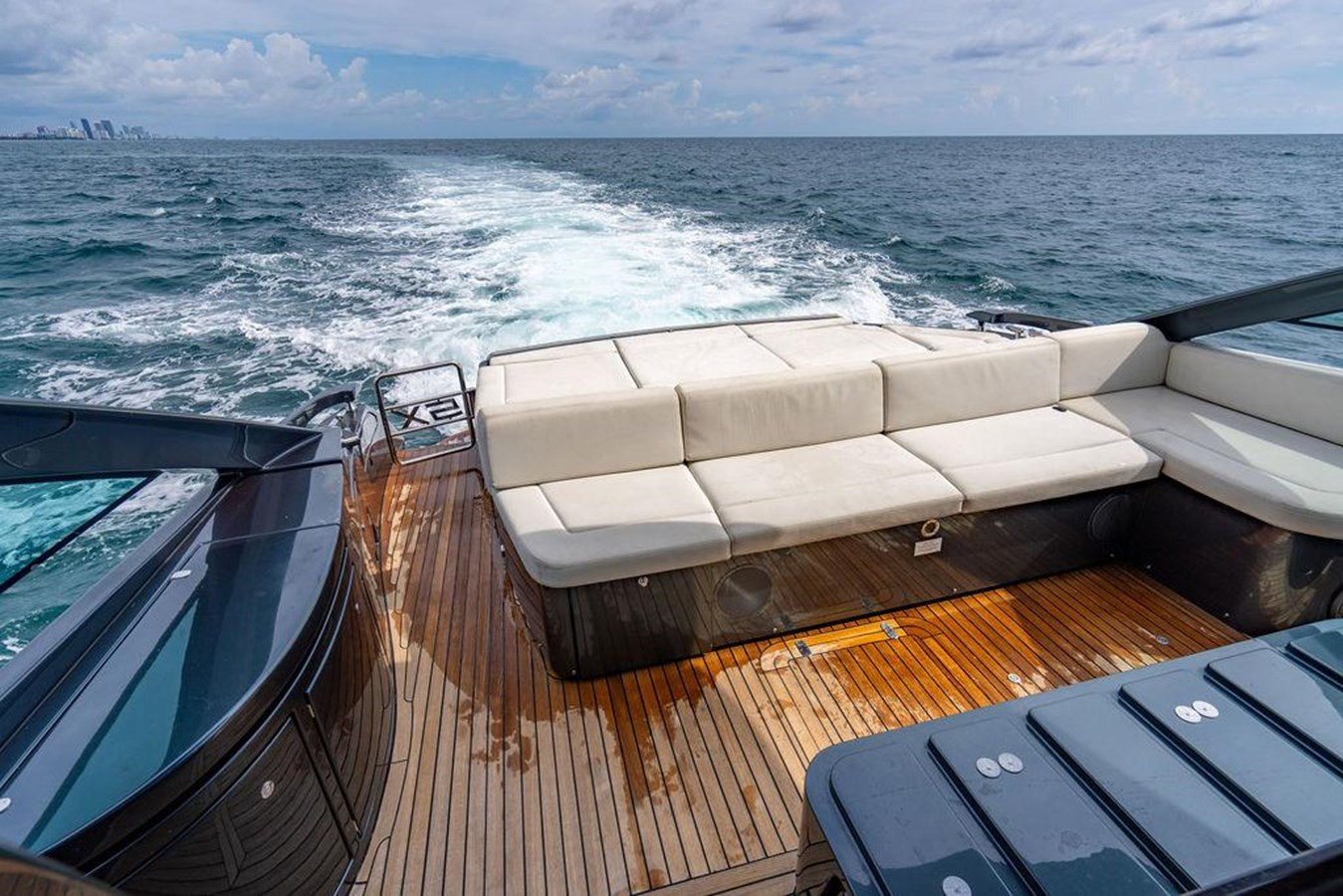 https://arconyachts.ams3.digitaloceanspaces.com/127949/conversions/large_4346555-optimize.jpg