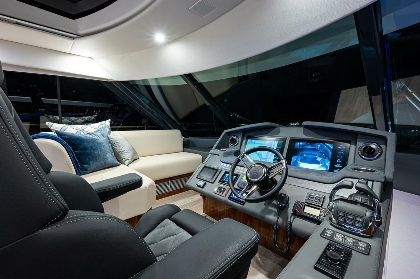 https://arconyachts.ams3.digitaloceanspaces.com/127953/conversions/large_3933121-optimize.jpg