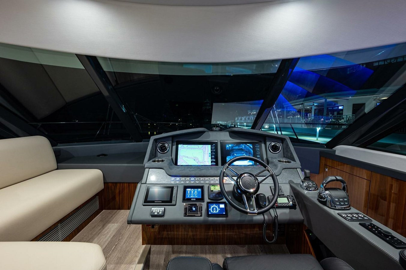 https://arconyachts.ams3.digitaloceanspaces.com/127956/conversions/large_3933122-optimize.jpg