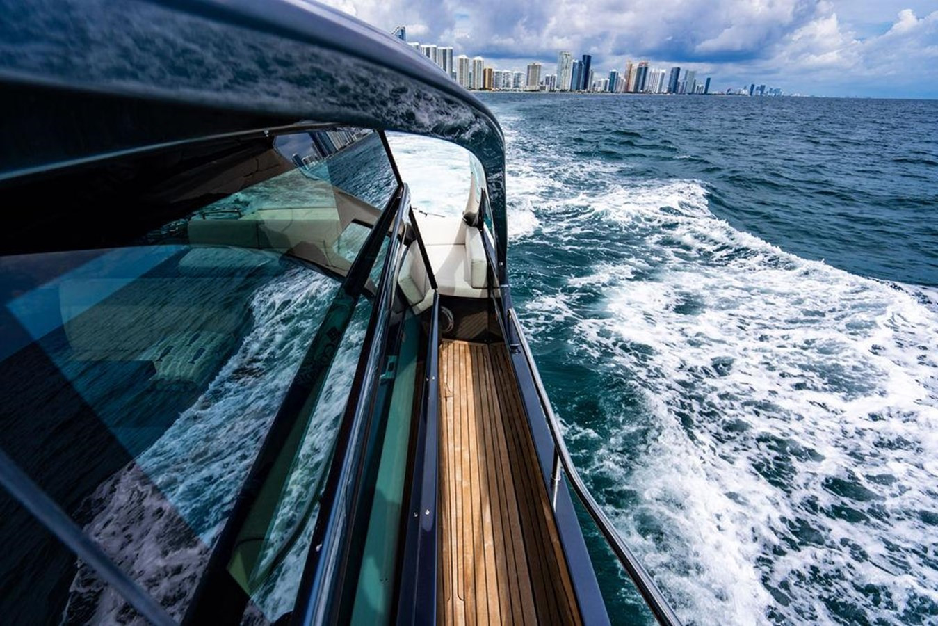 https://arconyachts.ams3.digitaloceanspaces.com/127986/conversions/large_4346567-optimize.jpg