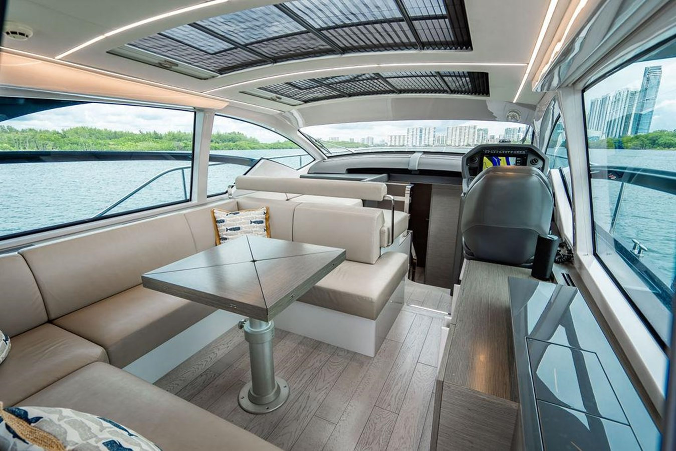 https://arconyachts.ams3.digitaloceanspaces.com/127990/conversions/large_4346568-optimize.jpg