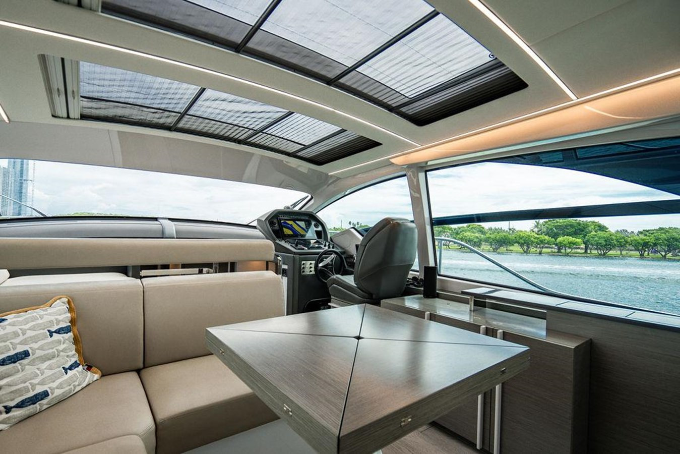 https://arconyachts.ams3.digitaloceanspaces.com/127996/conversions/large_4346570-optimize.jpg