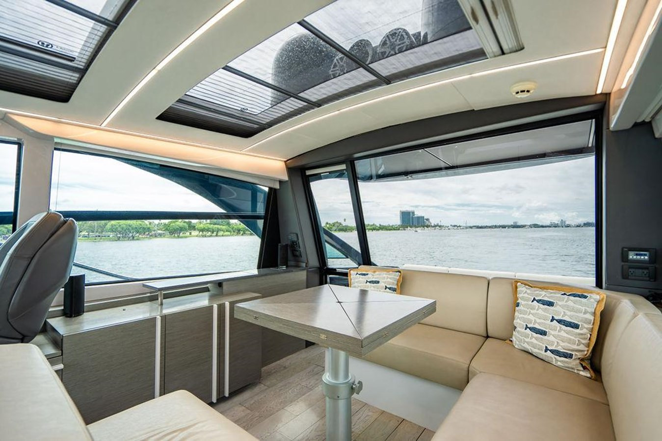 https://arconyachts.ams3.digitaloceanspaces.com/127998/conversions/large_4346571-optimize.jpg