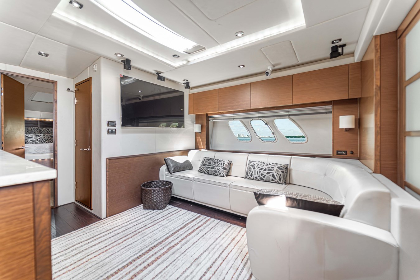 https://arconyachts.ams3.digitaloceanspaces.com/128082/conversions/large_4068417-optimize.jpg
