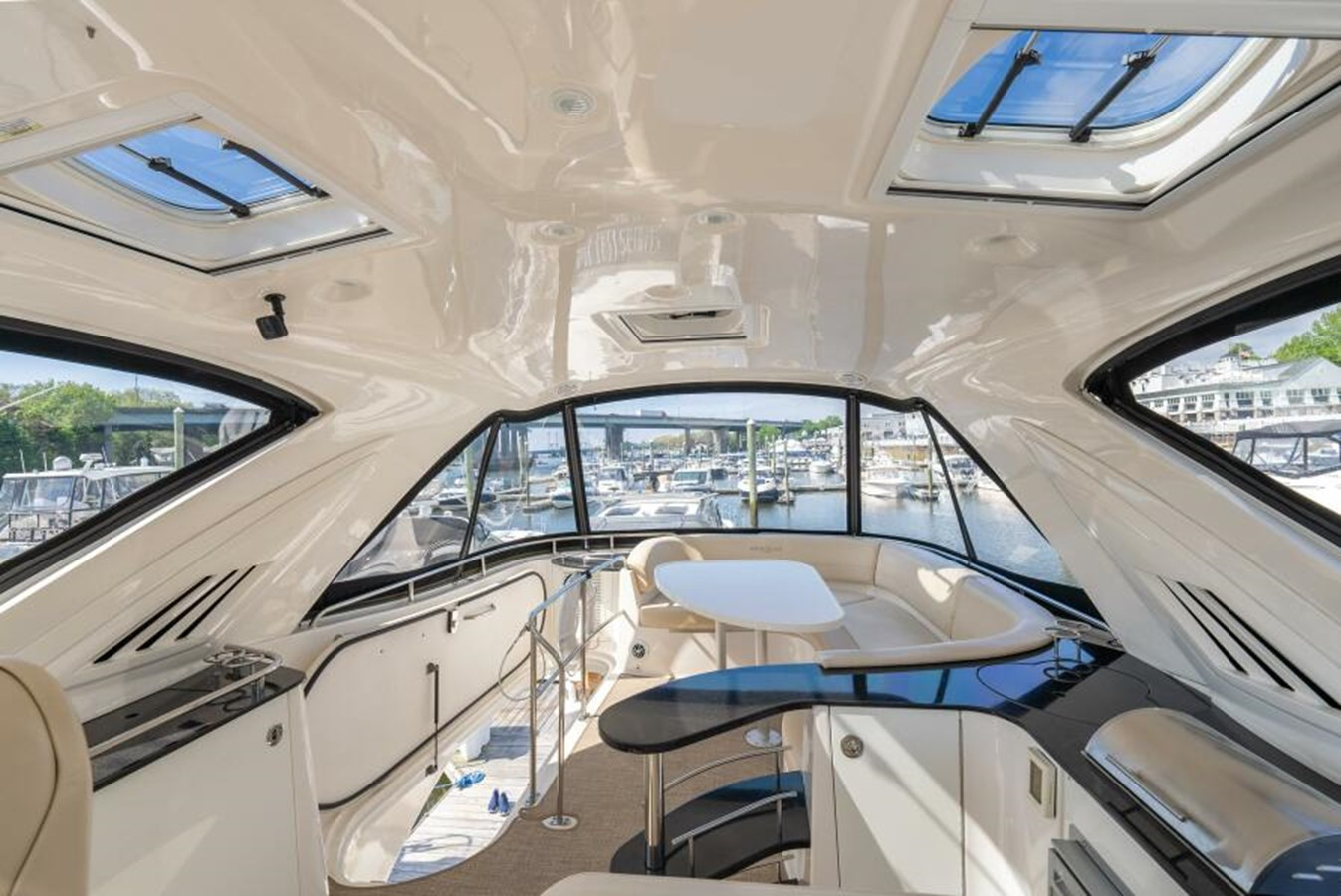 https://arconyachts.ams3.digitaloceanspaces.com/128159/conversions/large_4188219-optimize.jpg