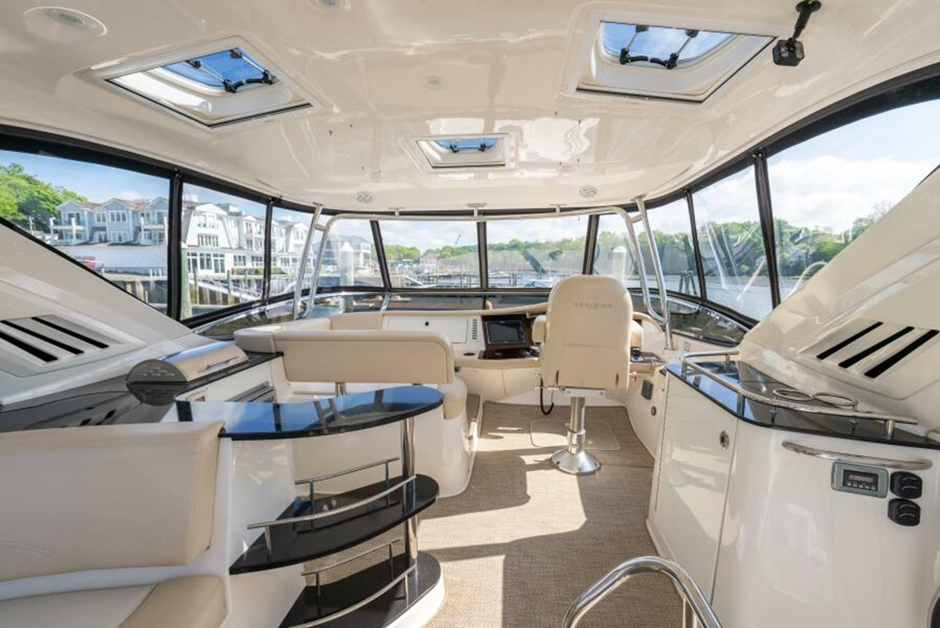 https://arconyachts.ams3.digitaloceanspaces.com/128165/conversions/large_4188221-optimize.jpg